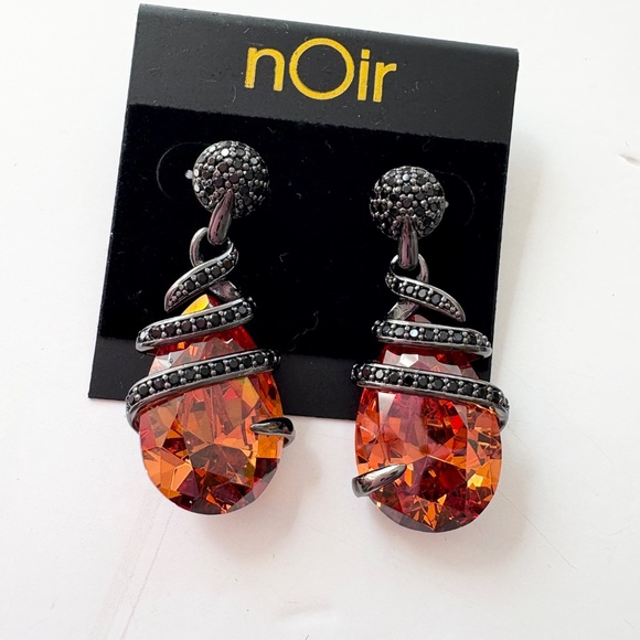Noir NYC spiral hugging earrings - Picture 5 of 7